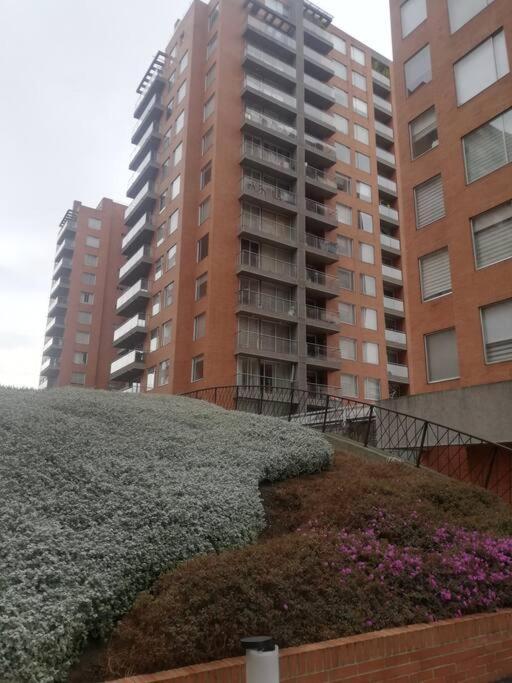 Hermosa Habitacion Privada En Conjunto Residencial Cerca Al Aeropuerto Y Terminal De Bogota, Zonas Comunes Se Comparten Con 1 Persona Leilighet Eksteriør bilde